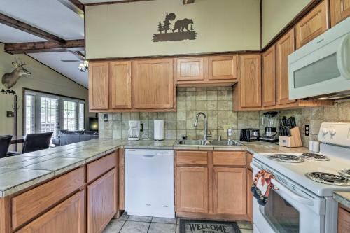 Cozy Bear Hill Cabin With Hot Tub And Game Room!