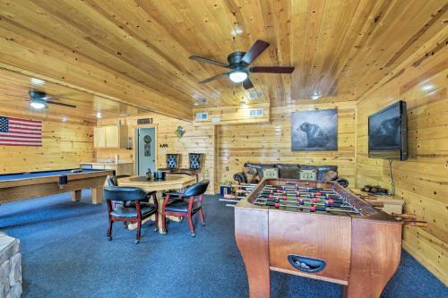 Cozy Bear Hill Cabin With Hot Tub And Game Room!