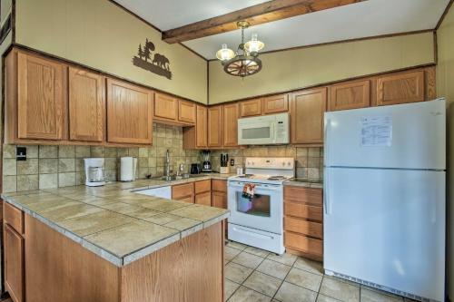 Cozy Bear Hill Cabin With Hot Tub And Game Room!