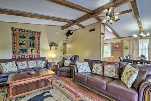 Cozy Bear Hill Cabin With Hot Tub And Game Room!