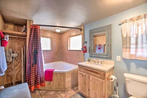 Apartamento Ruidoso Getaway With Deck - Walk To Downtown!