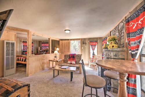 Apartamento Ruidoso Getaway With Deck - Walk To Downtown!