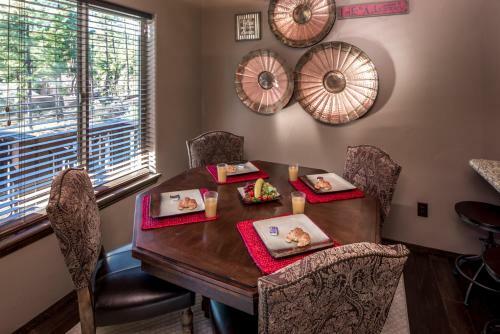Fifth Dimension, 2 Bedrooms, Wifi, Hot Tub, Game Table, Grill, Sleeps 4