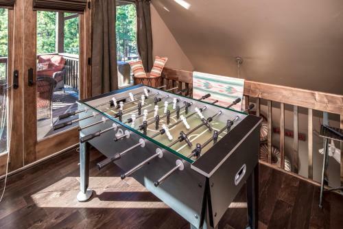 Fifth Dimension, 2 Bedrooms, Wifi, Hot Tub, Game Table, Grill, Sleeps 4