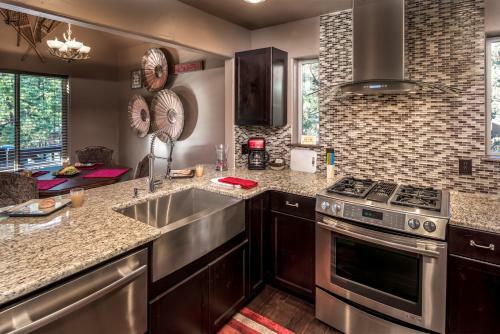 Fifth Dimension, 2 Bedrooms, Wifi, Hot Tub, Game Table, Grill, Sleeps 4