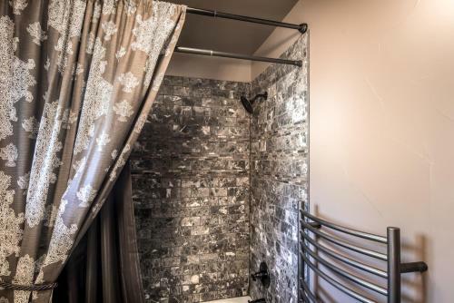 Fifth Dimension, 2 Bedrooms, Wifi, Hot Tub, Game Table, Grill, Sleeps 4