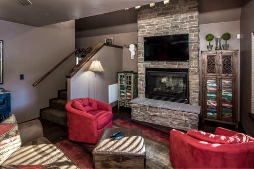 Fifth Dimension, 2 Bedrooms, Wifi, Hot Tub, Game Table, Grill, Sleeps 4