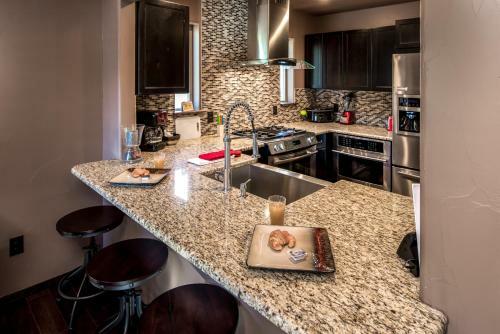 Fifth Dimension, 2 Bedrooms, Wifi, Hot Tub, Game Table, Grill, Sleeps 4