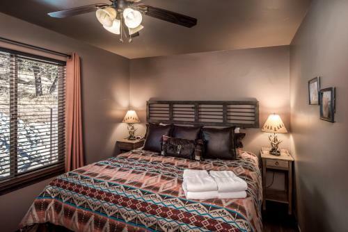 Fifth Dimension, 2 Bedrooms, Wifi, Hot Tub, Game Table, Grill, Sleeps 4