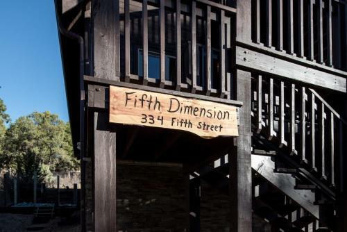 Fifth Dimension, 2 Bedrooms, Wifi, Hot Tub, Game Table, Grill, Sleeps 4