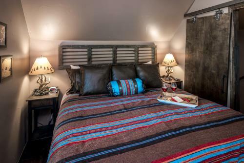Fifth Dimension, 2 Bedrooms, Wifi, Hot Tub, Game Table, Grill, Sleeps 4