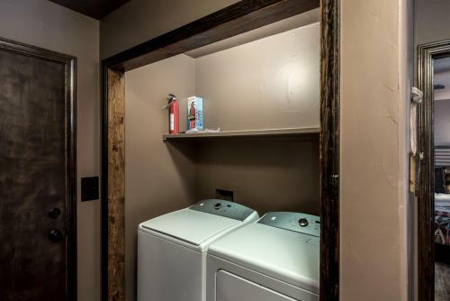 Fifth Dimension, 2 Bedrooms, Wifi, Hot Tub, Game Table, Grill, Sleeps 4