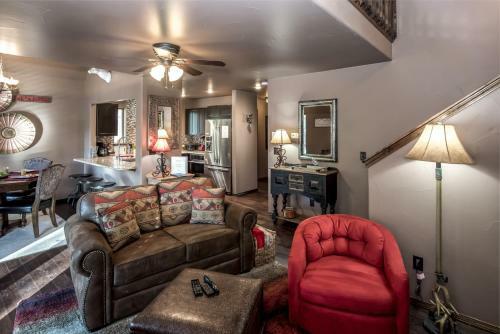 Fifth Dimension, 2 Bedrooms, Wifi, Hot Tub, Game Table, Grill, Sleeps 4