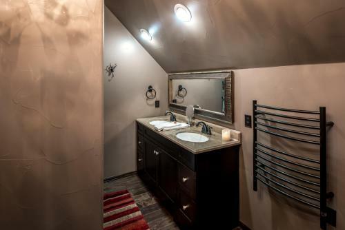 Fifth Dimension, 2 Bedrooms, Wifi, Hot Tub, Game Table, Grill, Sleeps 4