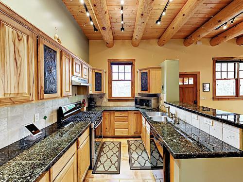 Apartamento New Listing! Modern Adobe Condo With Fireplace Condo