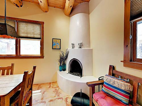 Apartamento New Listing! Modern Adobe Condo With Fireplace Condo