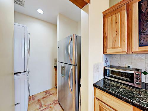 Apartamento New Listing! Modern Adobe Condo With Fireplace Condo