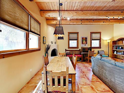 Apartamento New Listing! Modern Adobe Condo With Fireplace Condo