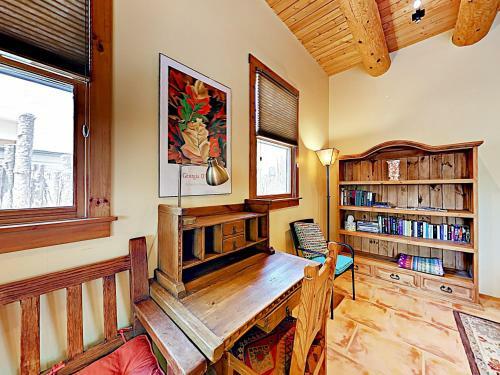 Apartamento New Listing! Modern Adobe Condo With Fireplace Condo