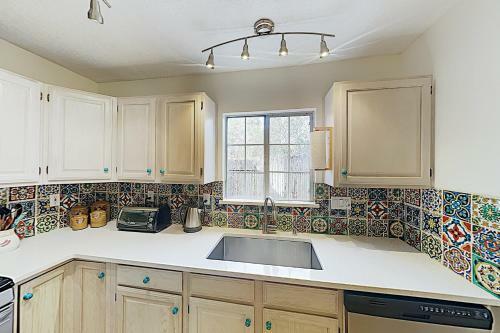 Apartamento New Listing! Quiet Condo 1 Block From Railyard Condo