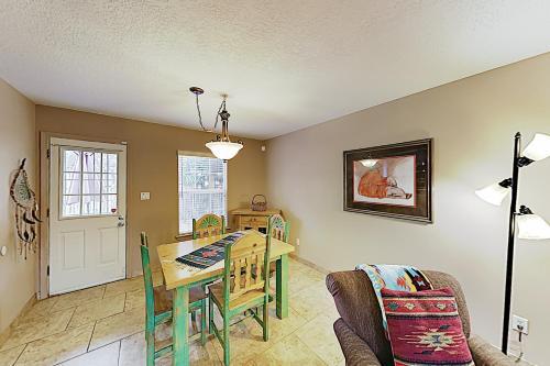 Apartamento New Listing! Quiet Condo 1 Block From Railyard Condo
