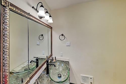 Beautiful Mountain-view Apartment In Gated Compound Apts