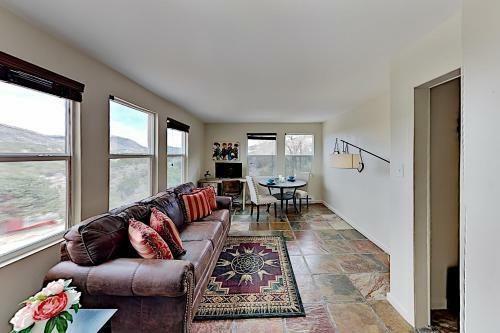 Beautiful Mountain-view Apartment In Gated Compound Apts