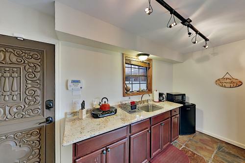Beautiful Mountain-view Apartment In Gated Compound Apts