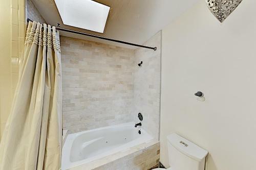 Beautiful Mountain-view Apartment In Gated Compound Apts