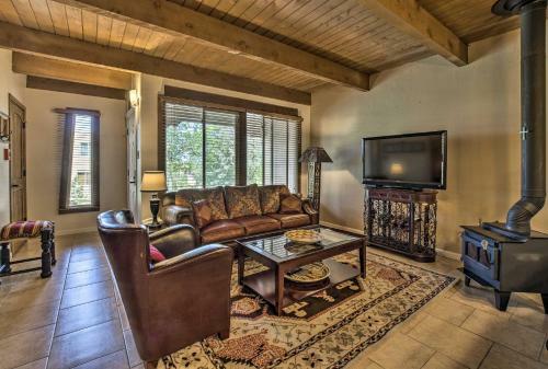 Apartamento Adobe-style Abode With Amenities - Walk To Plaza!