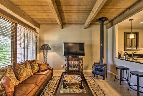 Apartamento Adobe-style Abode With Amenities - Walk To Plaza!