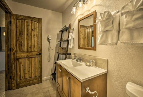 Apartamento Adobe-style Abode With Amenities - Walk To Plaza!