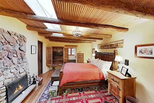 Delightful Home With Courtyard, Hot Tub & Fireplaces Home