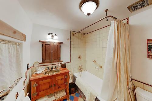 Delightful Home With Courtyard, Hot Tub & Fireplaces Home
