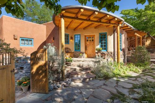 Delightful Home With Courtyard, Hot Tub & Fireplaces Home