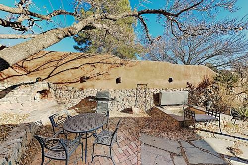 Delightful Home With Courtyard, Hot Tub & Fireplaces Home