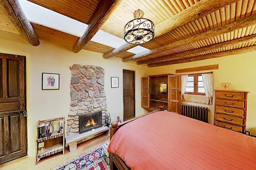 Delightful Home With Courtyard, Hot Tub & Fireplaces Home