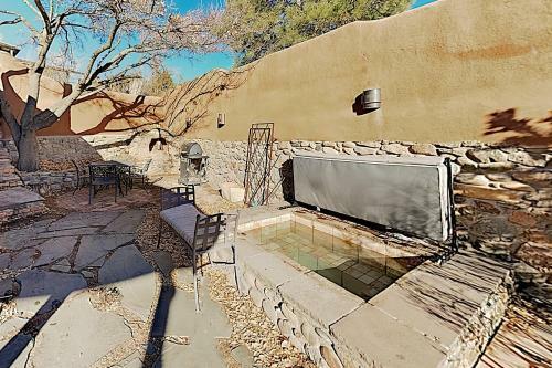 Delightful Home With Courtyard, Hot Tub & Fireplaces Home