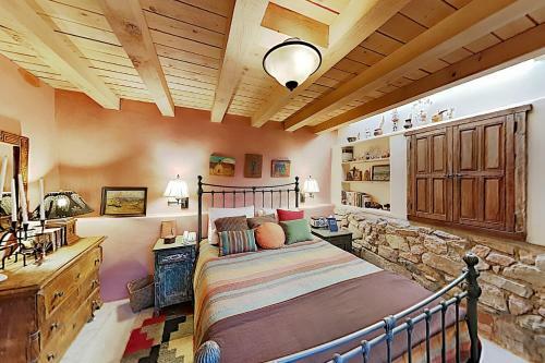 Delightful Home With Courtyard, Hot Tub & Fireplaces Home