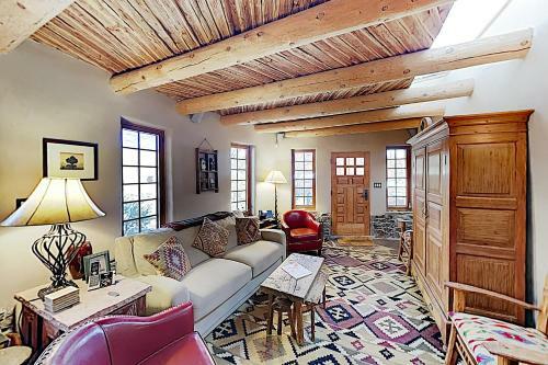 Delightful Home With Courtyard, Hot Tub & Fireplaces Home