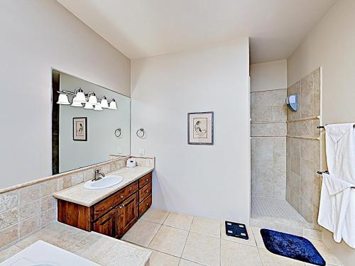 All-suite Mountain-view Stunner W/ Chef?s Kitchen Home