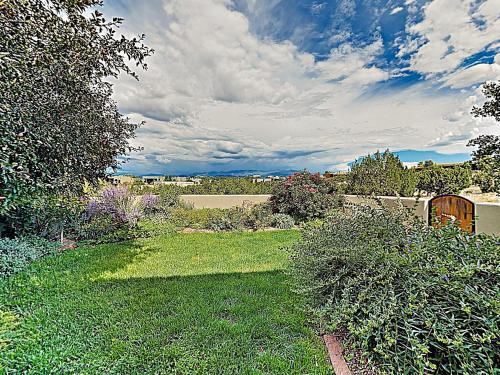 All-suite Mountain-view Stunner W/ Chef?s Kitchen Home