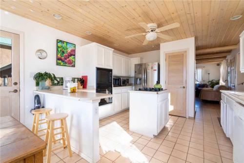 South Side Sanctuary, 3 Bedrooms, Pets, Fire Pit, Sleeps 6