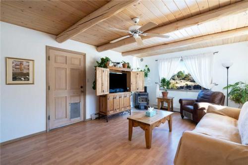 South Side Sanctuary, 3 Bedrooms, Pets, Fire Pit, Sleeps 6