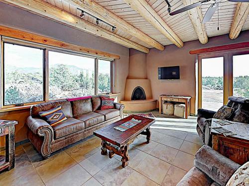 All-new Desert Hideaway: Mountain Views & Hot Tub Home