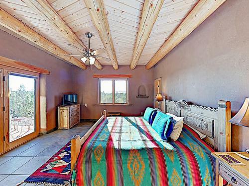 All-new Desert Hideaway: Mountain Views & Hot Tub Home
