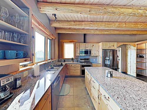 All-new Desert Hideaway: Mountain Views & Hot Tub Home