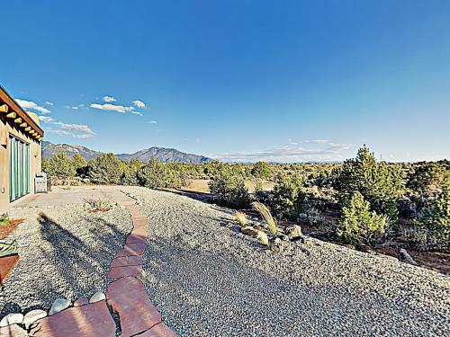 All-new Desert Hideaway: Mountain Views & Hot Tub Home