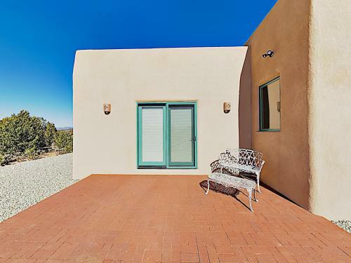 All-new Desert Hideaway: Mountain Views & Hot Tub Home