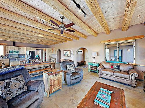 All-new Desert Hideaway: Mountain Views & Hot Tub Home